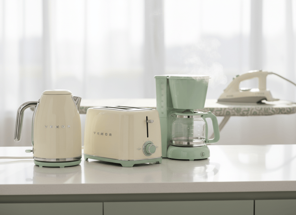 Pequeños electrodomésticos en una cocina: hervidor, tostadora y cafetera